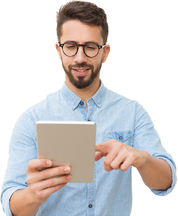 Mannelijke professional die naar zijn tablet wijst